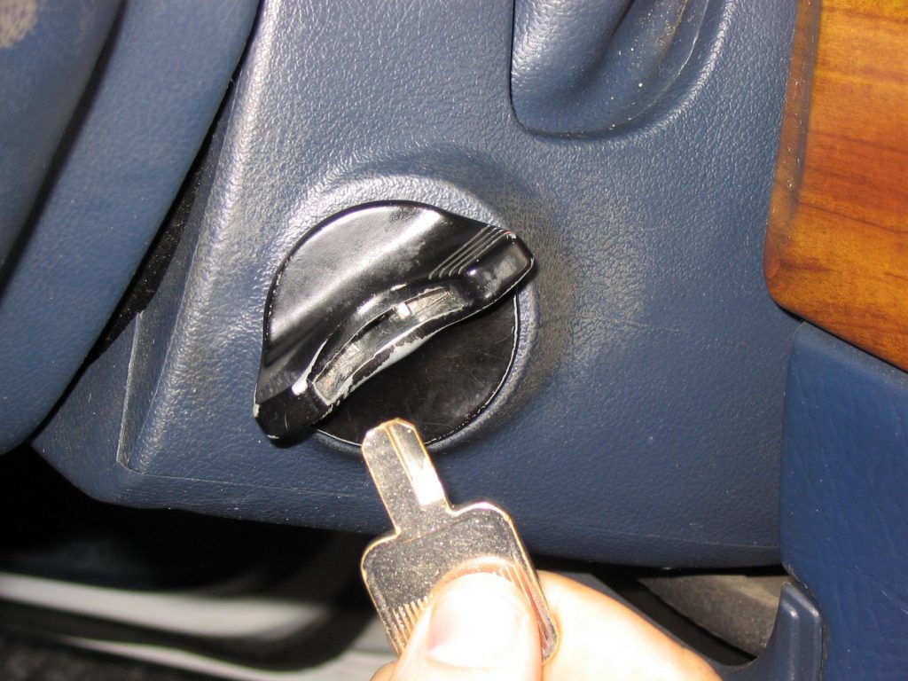 Xử lý chìa khóa ô tô bị gãy – Auto Key Shop