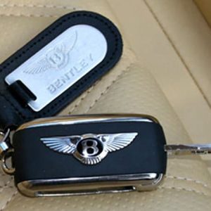 Quy trình làm chìa khóa cho Bentley Continental GT Quy trình làm chìa khóa cho Bentley Continental GT thường bao gồm các bước sau: Kiểm tra thông tin xe: Kỹ thuật viên sẽ xác định thông tin về dòng xe, năm sản xuất và loại chìa khóa để chuẩn bị phôi chìa phù hợp. Chìa khóa Bentley Continental GT