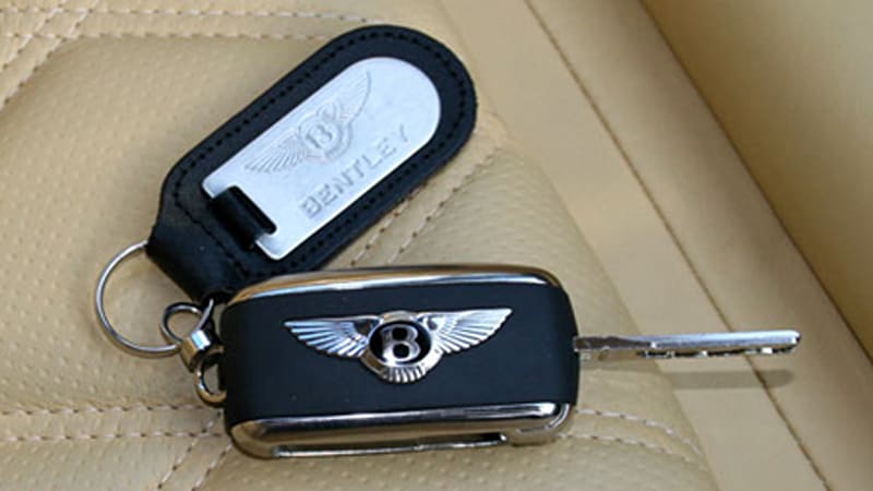 Quy trình làm chìa khóa cho Bentley Continental GT Quy trình làm chìa khóa cho Bentley Continental GT thường bao gồm các bước sau: Kiểm tra thông tin xe: Kỹ thuật viên sẽ xác định thông tin về dòng xe, năm sản xuất và loại chìa khóa để chuẩn bị phôi chìa phù hợp. Chìa khóa Bentley Continental GT